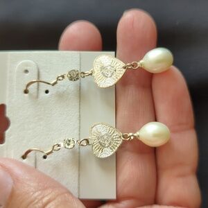 Dangle earrings with pearls